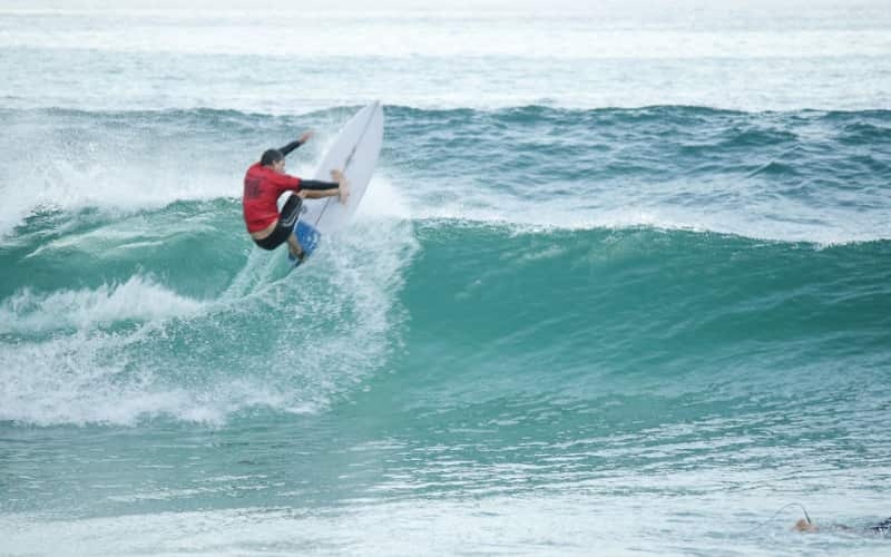 Boas ondas na Prainha marcam o Rio Surf Festival 2024.