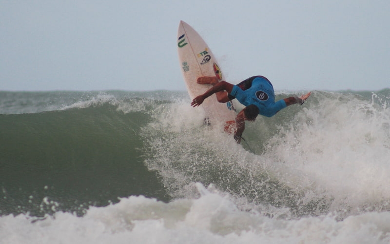 Circuito brasileiro leva alto nível de surfe à Baía Formosa