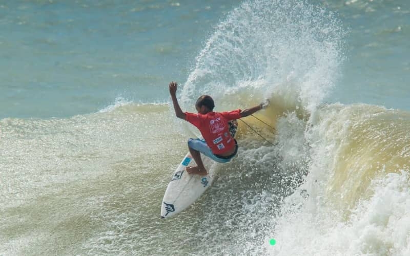 Altas ondas na abertura do Circuito Potiguar de Surf 2024 em Baía Formosa(RN)