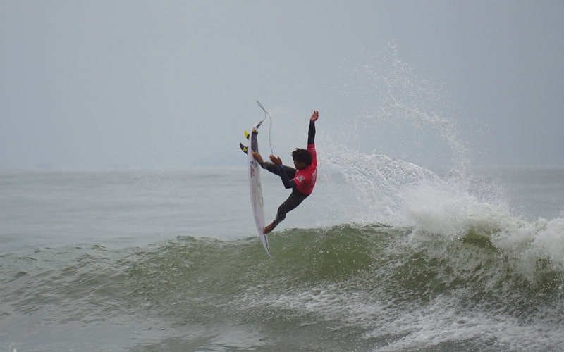 Altas ondas marcam o terceiro dia do CBSurf Rip Curl Grom Search 2024