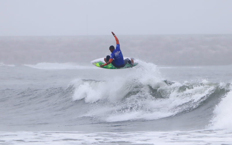 Surfistas dão show em Matinhos com altas notas no segundo dia da Taça Brasil 5000.