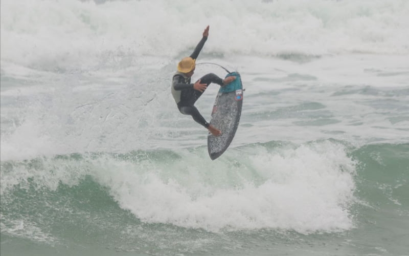 Altas ondas e show de surf marcam a 2ª etapa do Circuito ASJ na Joaquina.