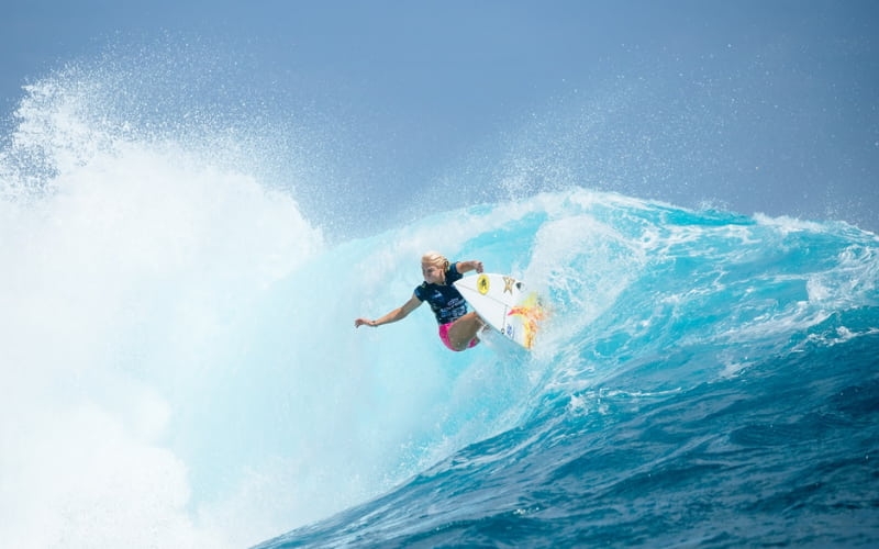 Tatiana e Yago seguem na busca por vagas nos to5 do ranking no Corona Fiji Pro