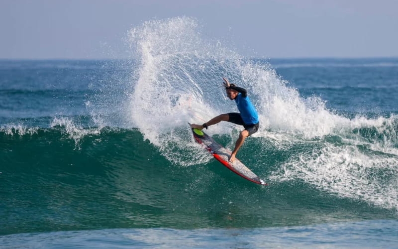 Circuito Banco do Brasil de Surfe dá a largada na competição masculina em São Sebastião