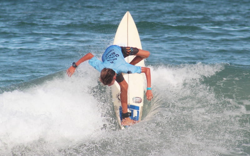 Competição de surfe para crianças em Porto de Galinhas 