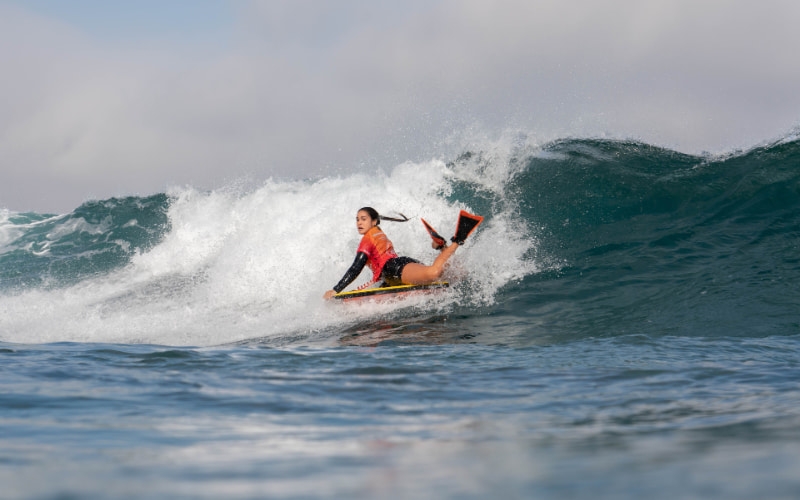 Bicampeã mundial Luna Hardman disputa primeira etapa do Circuito Europeu de Bodyboarding, nas Ilhas Canárias