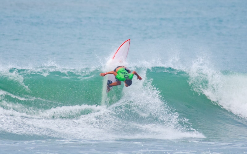 Isaias Gomes e Manu Medeiros brilham na etapa decisiva do Hang Loose Surf Attack 2024