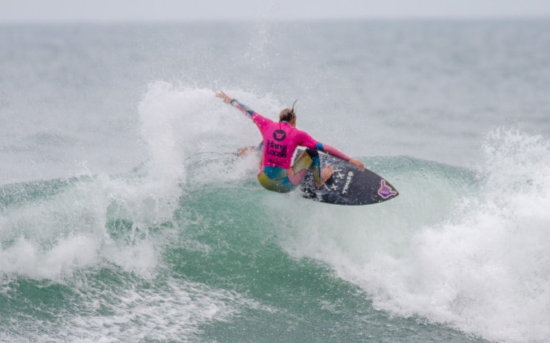 Kailani Rennó e Carol Bastides fizeram as maiores somatórias no segundo dia de disputas do Hang Loose Surf Attack 2024