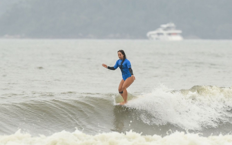 CBSurf BC Surf Festival começa com boas ondas em Balneário Camboriú(SC)