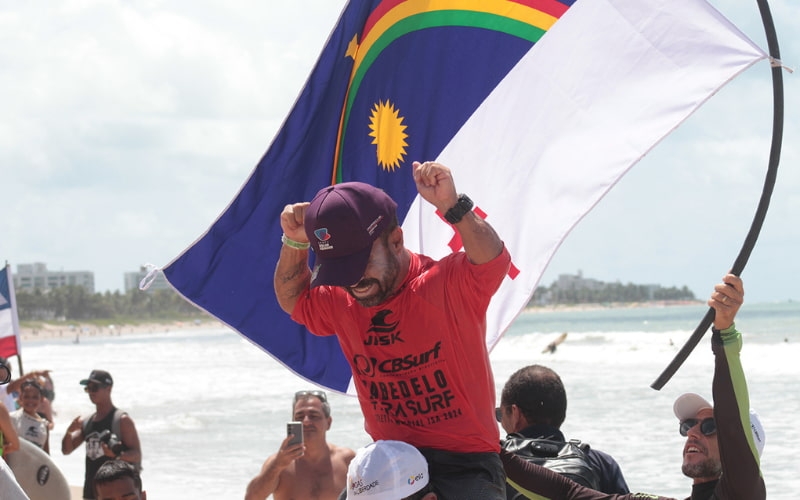 Praia do Cupe ocupada por parasurfistas e jovens atletas