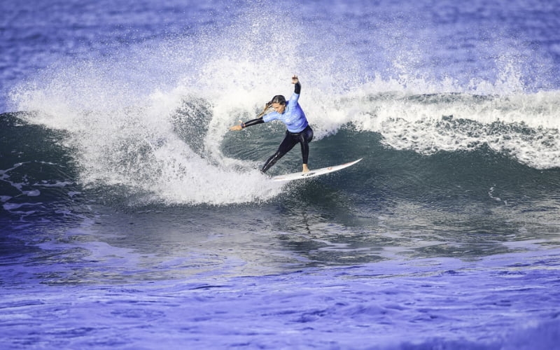 Três surfistas do Brasil e uma do Peru avançam no Challenger Series de Portugal