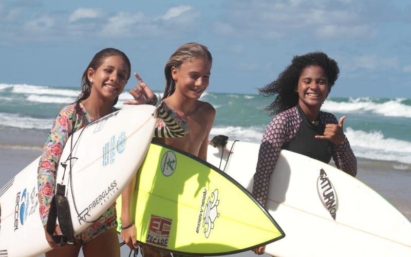 Crianças competem em seu dia no Surf Kids Geração Futuro