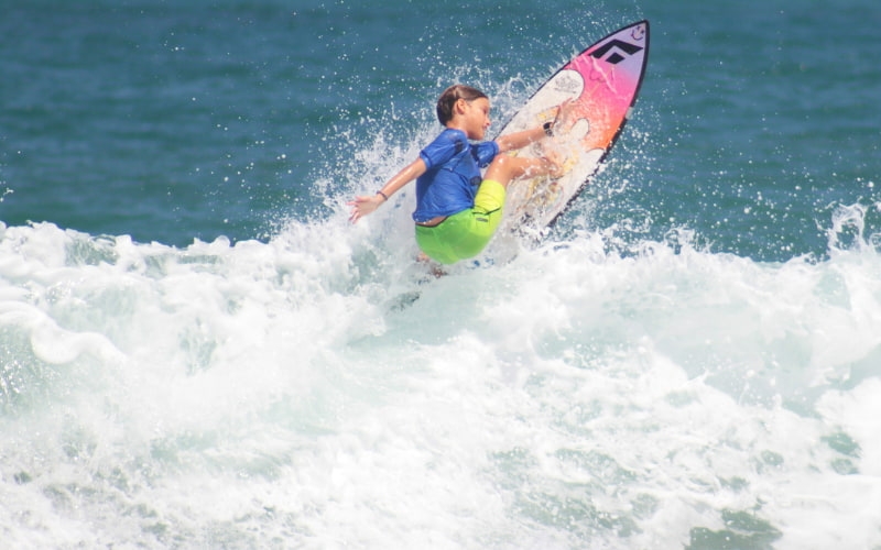 Pequenos surfistas disputam o Surf Kids Geração Futuro no Dia das Crianças