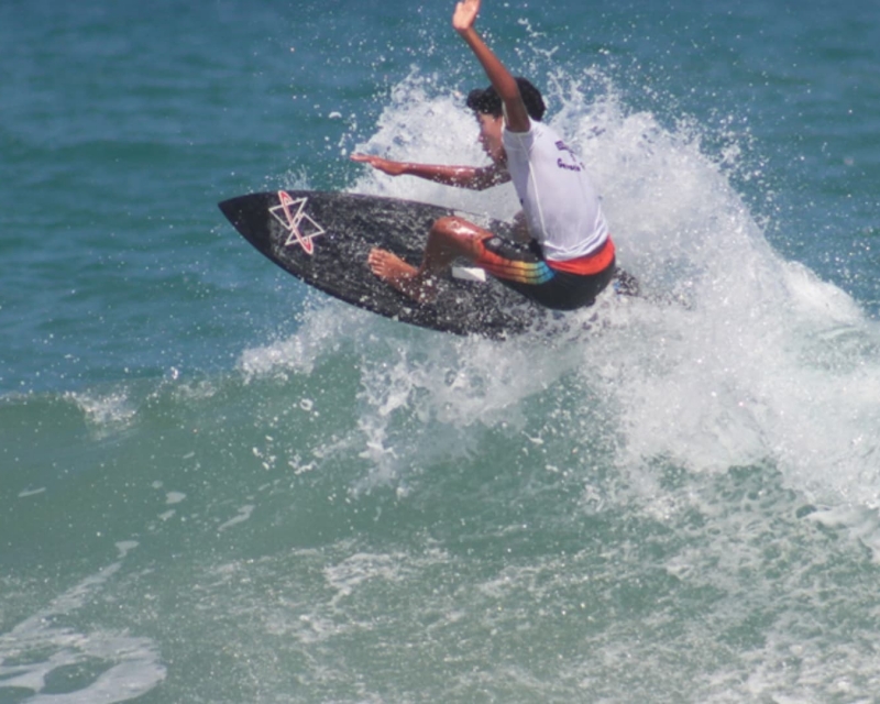 Ondas grandes mostram a coragem dos pequenos surfistas em Porto de Galinhas