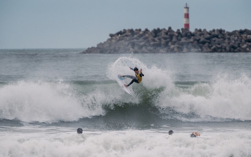 Atletas do Circuito Semillero Olas Pro Tour 2024 brilham em intercâmbio na Europa