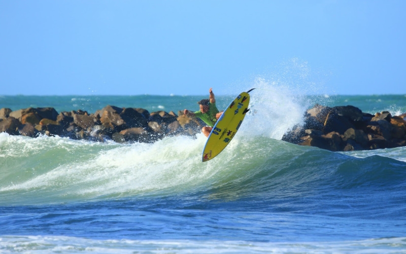 Circuito Banco do Brasil de Surfe tem mais um dia de show de aéreos e praia lotada em Natal