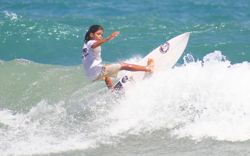 Pequenos surfistas finalizam o ano com competição no Surf Kids Geração Futuro