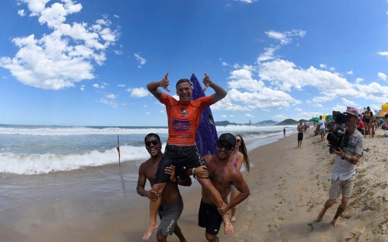 Heitor Muller Vence o Brava Classic 2024 com Show de Tubos na Praia Brava de Itajaí!