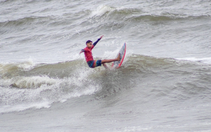 Kalani Robles e Maeva Guastala brilham na final do Circuito Paulista de Surf Colegial DP World 2024