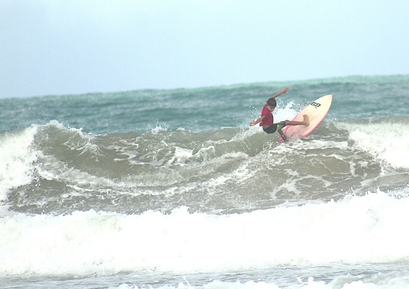 Surf Kids Geração Futuro leva crianças surfistas a Porto de Galinhas