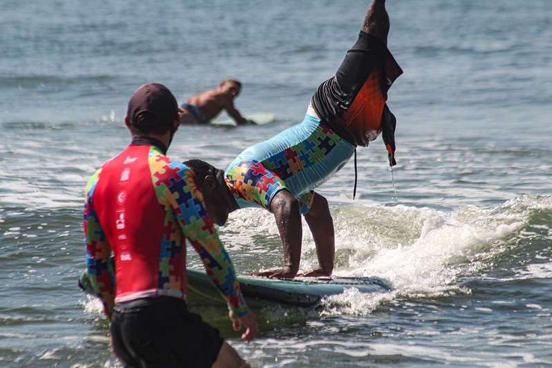 Heróis das ondas: PCDs desafiam limites no surf inclusivo de São Vicente