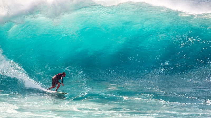 Como o surfe se tem popularizado além do esporte?