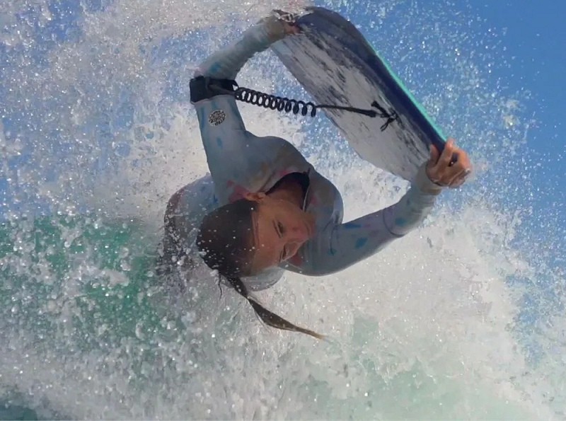 Claudia Ferrari, primeira campeã do Circuito Mundial, disputa o ArcelorMittal Wahine Bodyboarding Pro, em Serra