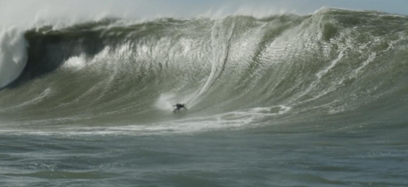 Novo recorde brasileiro: Lucas Chumbo surfa onda de 14,82m na Laje da Jagua