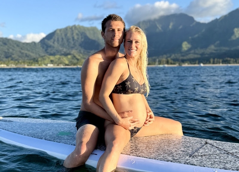 Surfista Tatiana Weston-Webb anuncia gravidez e celebra nova fase pessoal