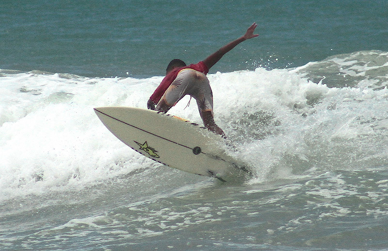 Crianças surfistas competem em Olinda
