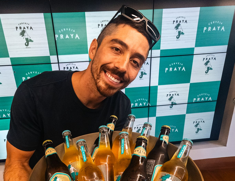 Cerveja Praya realiza coletiva com campeão mundial de surfe Yago Dora