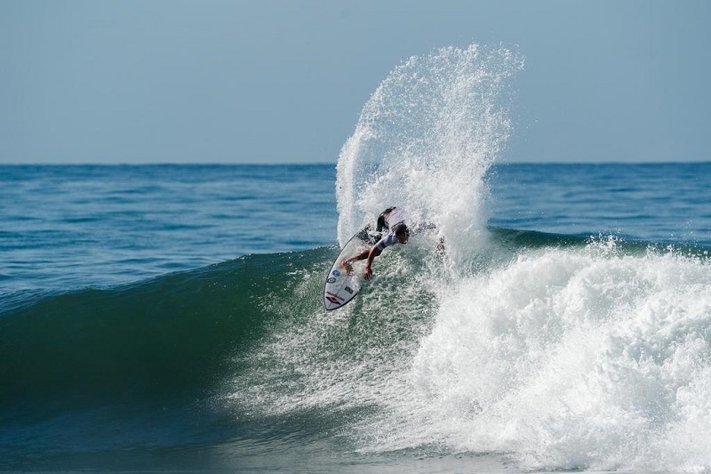 Douglas Silva é a Seleção Brasileira de Surf no evento principal do ISA Surfing Games