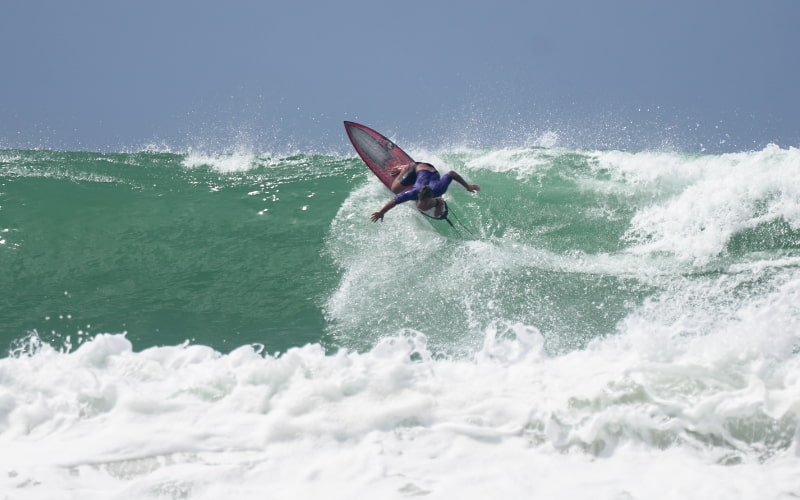 Aurora Ribeiro e Yuri Gabryel vencem no mar épico do CBSurf Taça Brasil Búzios Open