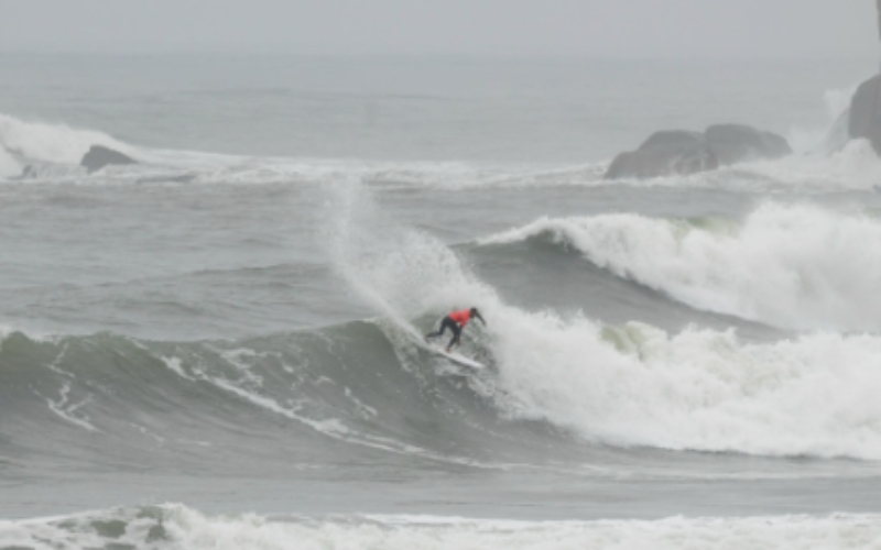 Após 15 anos, Imbituba retorna ao cenário das competições internacionais de surfe com o primeiro dia de disputas do Circuito Banco do Brasil de Surfe 2025