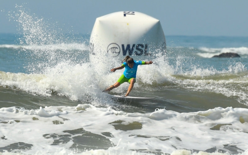 Praia cheia, ativações na areia e high scores na água marcam o penúltimo dia do Circuito Banco do Brasil de Surfe 2025 em Imbituba