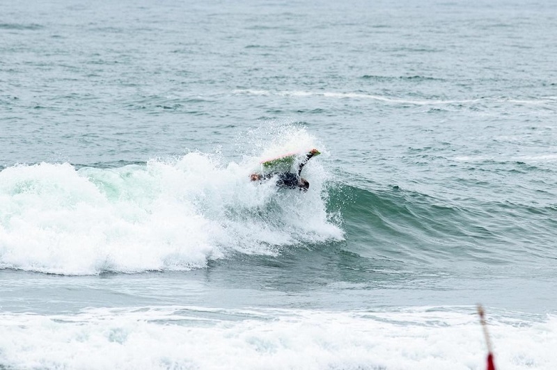 Bodyboarding tem final histórica entre mãe e filha, com vitória de Luna Hardman em Santa Catarina
