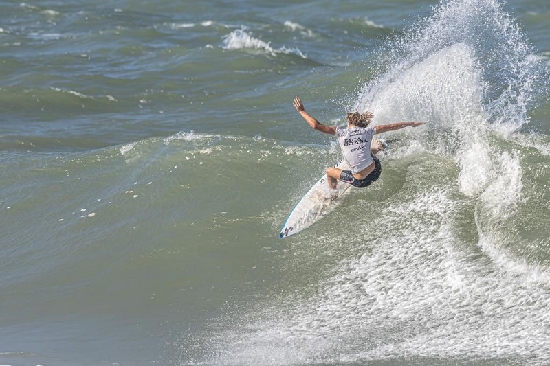 Jovens talentos embarcam para 45 dias de treinamento na Casa Surf Brasil no Havaí
