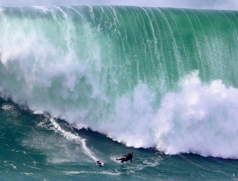 Thiago Jacaré é resgatado após desafiar maior onda do mundo em Nazare