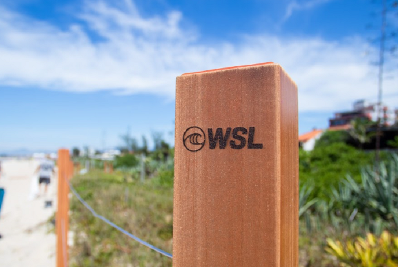 WSL amplia proteção na vegetação nativa da Praia de Itaúna utilizando as lonas do Banco do Brasil Saquarema Pro