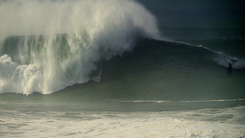 Confiança no limite: a equipe brasileira que opera no extremo em Nazaré