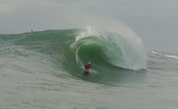 Espírito Santo abre espaço para mulheres no surf de ondas grandes