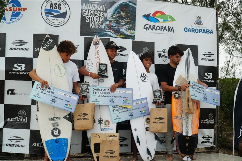 Altas ondas na praia da Ferrugem marcam a 4ª etapa do Circuito Fecasurf de Base 2026