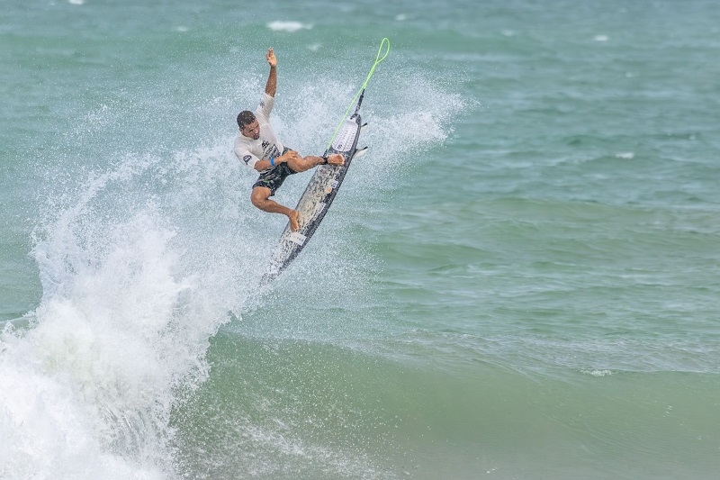 Douglas Silva vence no quintal de casa