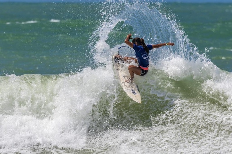 Ipojucana Nicole Santos brilha com recorde no Surf Brasil Pro Porto de Galinhas