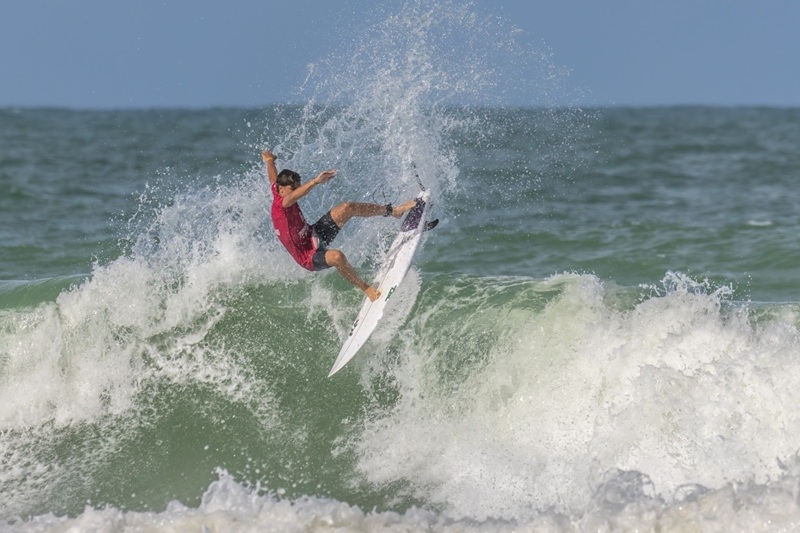 Bernardo Brizola vence três categorias no Pernambucano de surfe