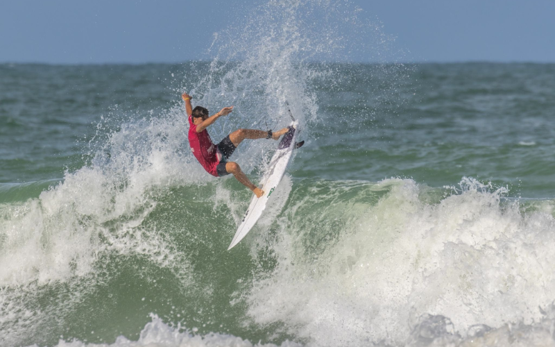 Bernardo Brizola vence três categorias no Pernambucano de surfe