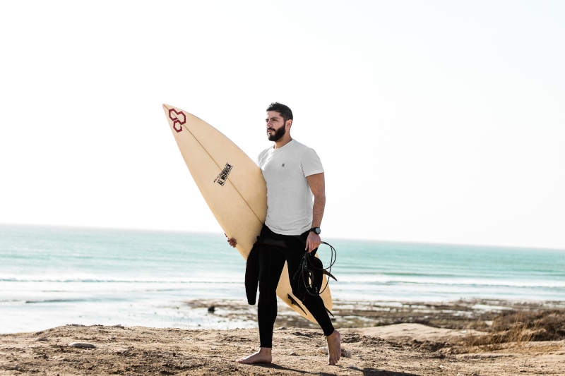 Como o eSIM chip virtual ajuda surfistas a explorar ondas pelo mundo