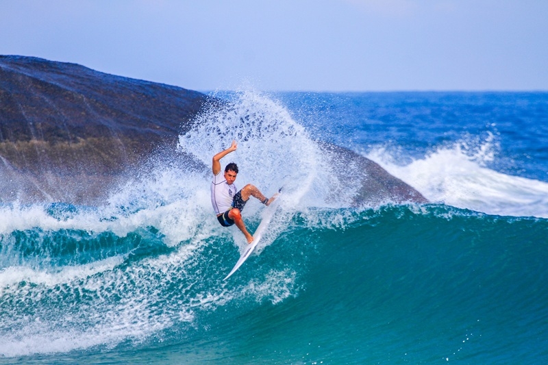 Rio Surf Pro 2026: Rickson e Luiza comemoram no Arpex