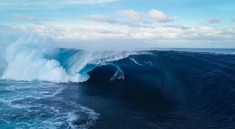 Maya Carpinelli surfa onda gigante em Teahupo'o