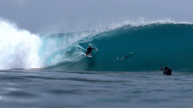 Hideaways 2026: dia clássico de esquerdas tubulares nas Ilhas Mentawai